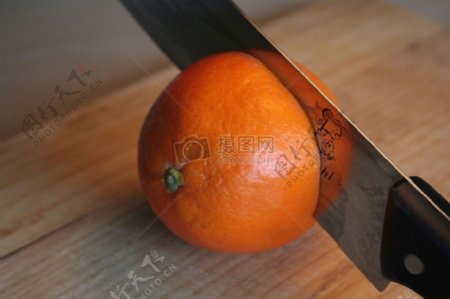 橙子上的刀子
