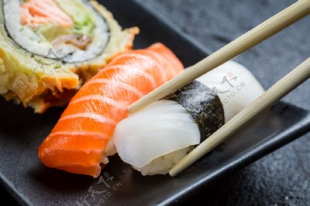 筷子与三文鱼寿司图片