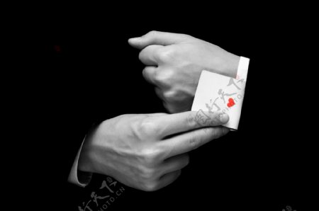 表演扑克的魔术师图片