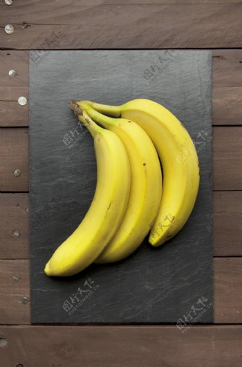 放在木板上的香蕉图片