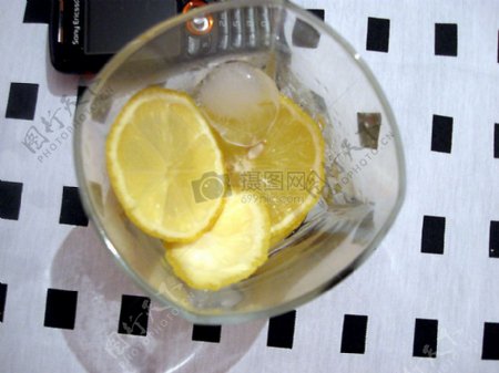 玻璃杯里的柠檬冰块
