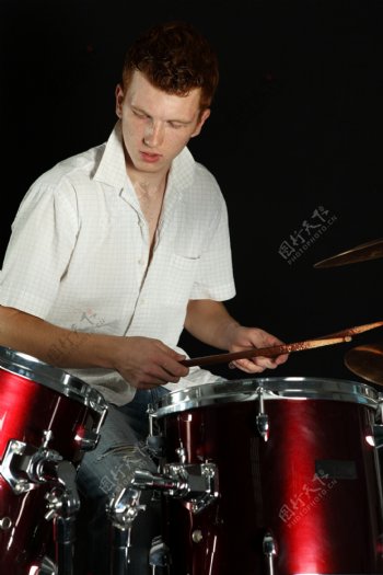 打架子鼓的音乐人图片
