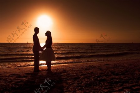 沙滩手牵手的情侣图片