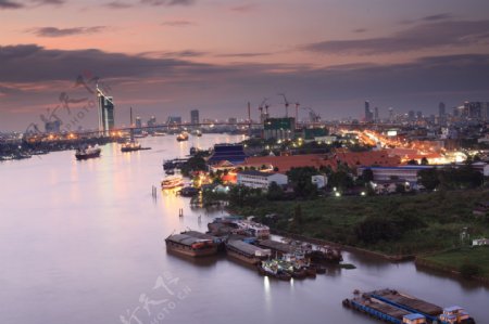 水上城市的美丽夜景图片