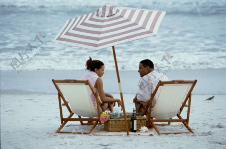 海滩上野餐的夫妻图片
