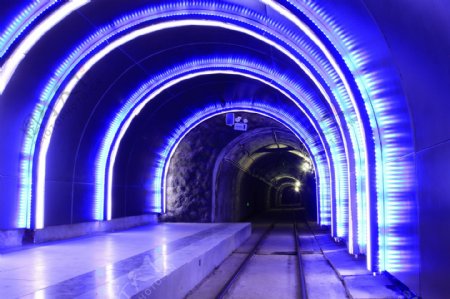 蓝色亮光的隧道图片