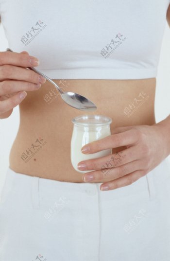 拿着减肥食品的女性腰部特写图片图片