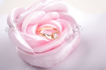 玫瑰花与钻石戒指图片