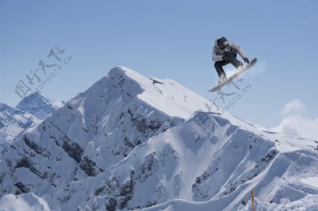 雪山滑雪的运动员图片