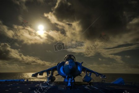 天空下的蓝色战斗机