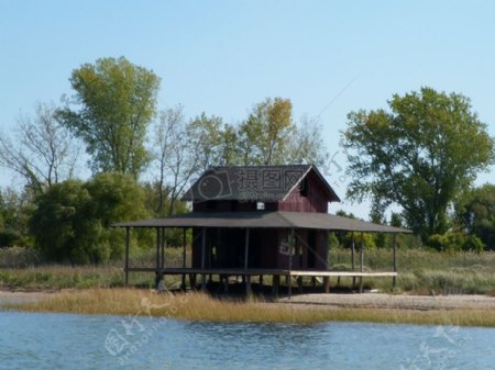 湖边的小房子