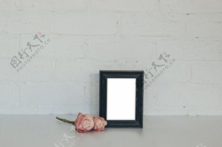 黑色镜框和花朵