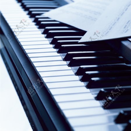 钢琴琴键与乐谱图片
