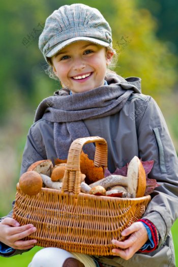 微笑女孩与篮子时原蘑菇图片