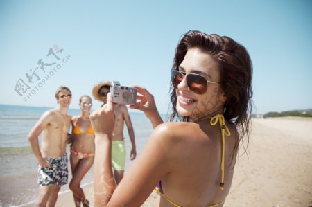 海边沙滩上给别人拍照的外国美女图片