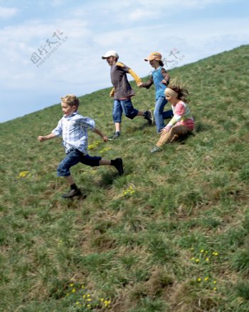 草地上玩耍的儿童图片