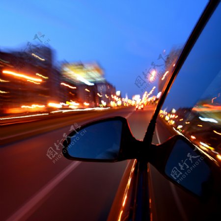 城市马路上行驶的轿车图片