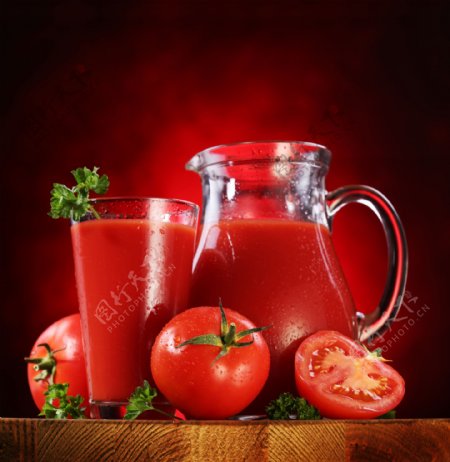 装满果汁的玻璃杯和西红柿图片