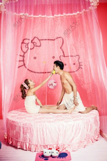 粉色浪漫大床上的新人图片