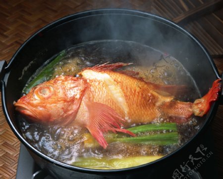 煮鱼汤图片