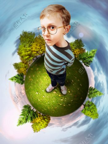 站在绿色地球上的小男孩