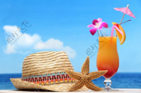 沙滩上的柠檬汁与遮阳帽图片