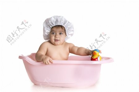 浴缸里洗澡的小孩图片