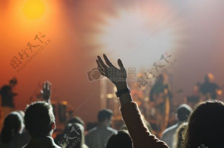 人们对演唱会举手