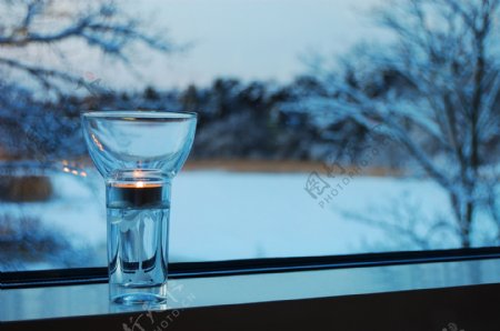 窗台上的蜡烛