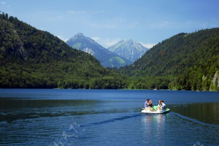 湖泊山峦风景图片