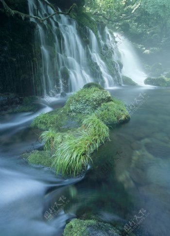 高山流水瀑布景色图片