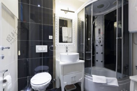 浴室黑白装潢设计