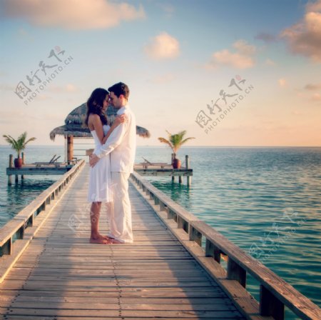 码头拥抱的情侣图片