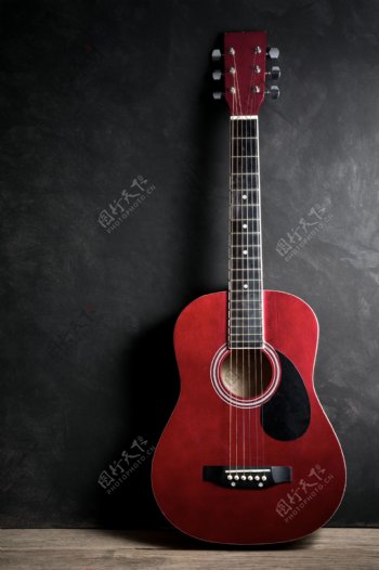墙边的一把吉他图片