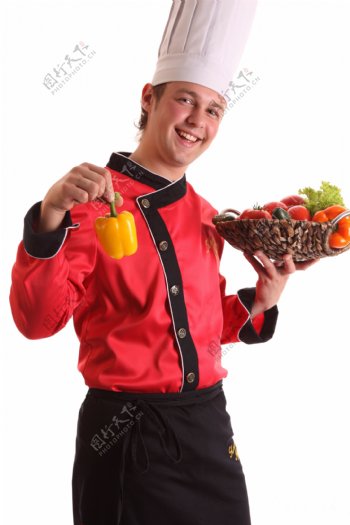 手拿蔬菜的男性厨师图片
