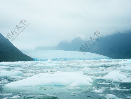 湖泊水面上的冰川风光图片
