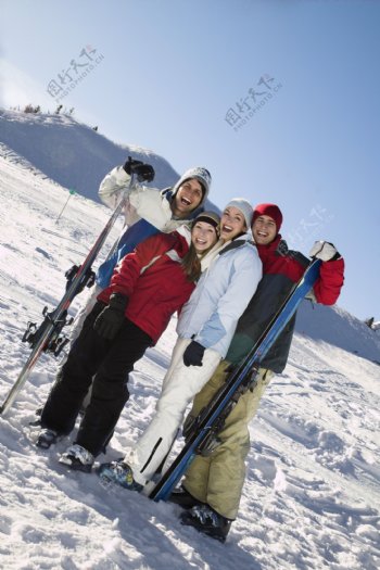 拿着滑雪板的情侣图片