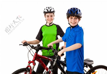 骑自行车的外国美女和男孩图片