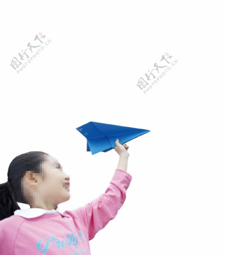 放纸飞机的小女孩