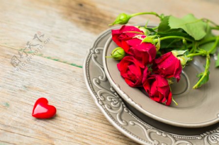 心形和盘子的玫瑰花图片