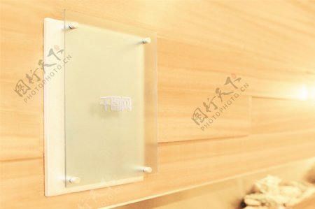 一款木纹墙壁背景透明板标志展示样机