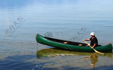 湖面上的一只小舟