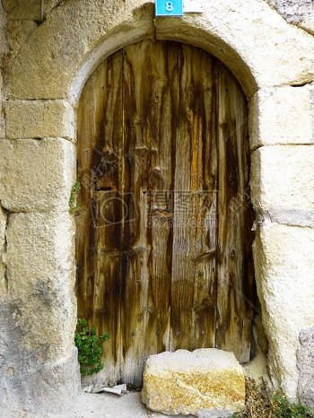 一扇复古的木门