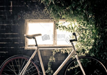 窗台下的自行车