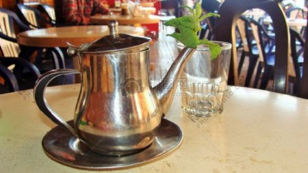 餐馆桌子上的茶水具