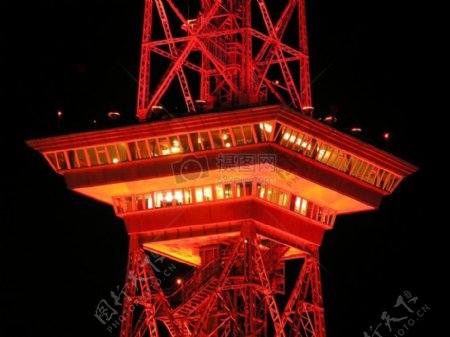 夜色下的广播发射塔