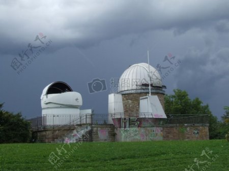 雷暴中的天文观测台
