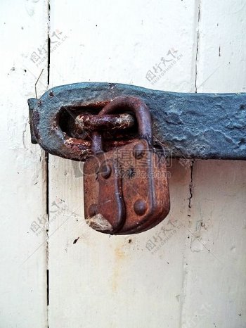 门上生锈的锁