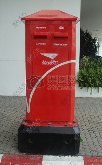 红色庄重的信箱