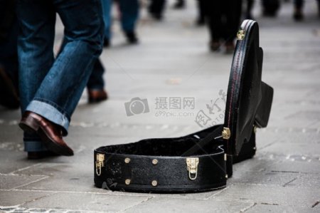 街头音乐家的吉他盒
